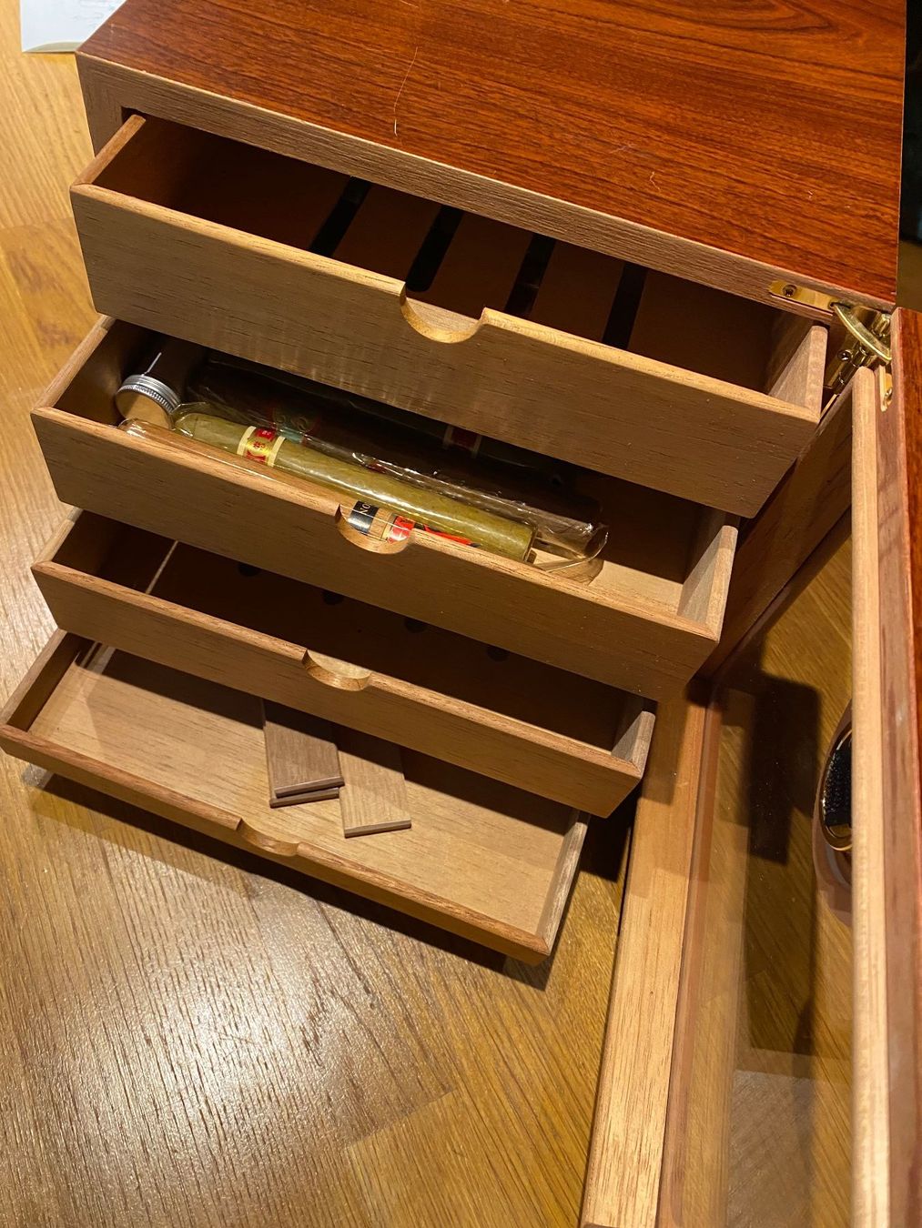 Humidor per sigari: Humidor mit alte Zigarren – Usato da Bösingen venduto da Trigusik 2