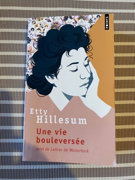 Un refus du noir et blanc et de l'imagerie des camps