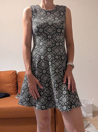 Robe originale à motif  coupe élégante