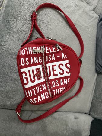 Sac à dos Guess rouge, parfait pour les sorties d'été!