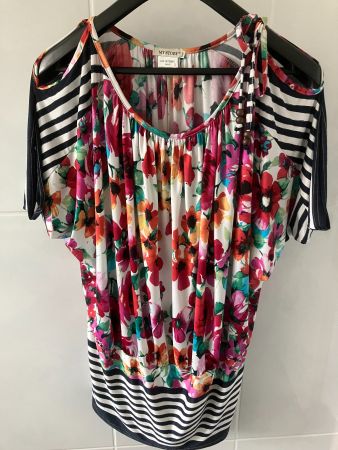 Sommerliches Damen-Top mit Shoulder Cut-Outs