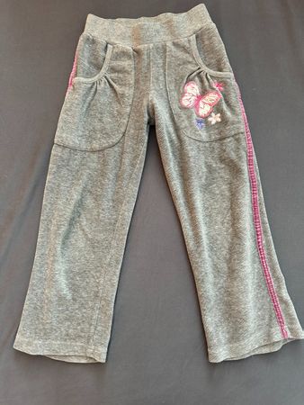 Schmucke Trainerhose mit Schmetterling, Gr. 104
