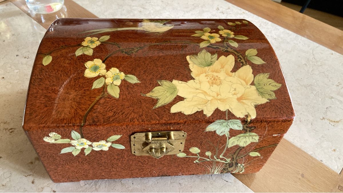 Truhen: Coffre chinois fait mains Décoré de Fleurs – Gebraucht aus Bursinel von SeveralLives