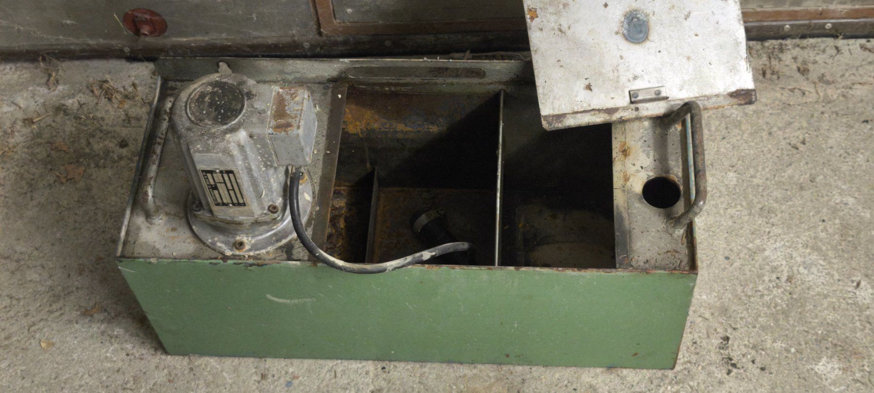 Schaublin Tutte le macchine: Original Schaublin 13 externes Kühlmittelbecken – Difettoso da Sierre venduto da Kabimo