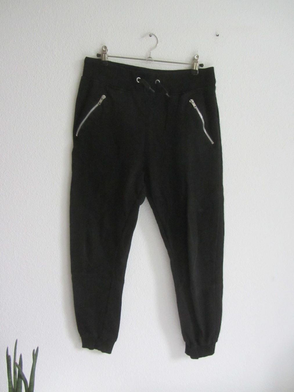 Monki Pantalons: MONKI - Trainerhose schwarz S – D'occasion à Zürich par Diazaio