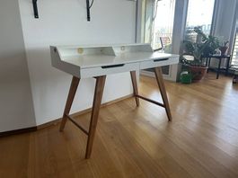 Schreibtisch