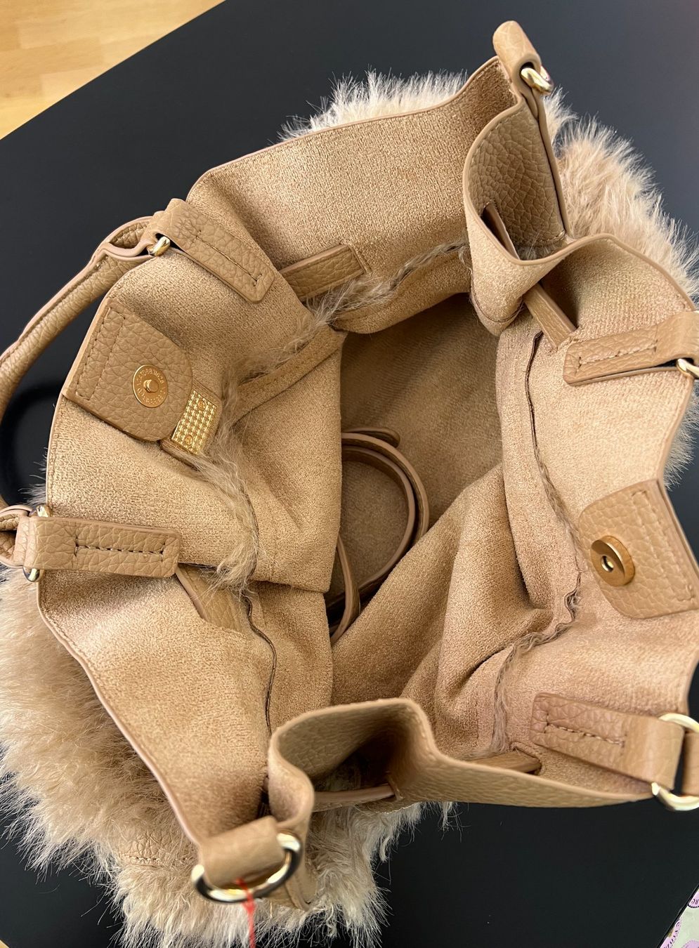 Taschen für Damen: Angesagte pelzige Handtasche – Neu und originalverpackt aus Zürich von Naebeli 4