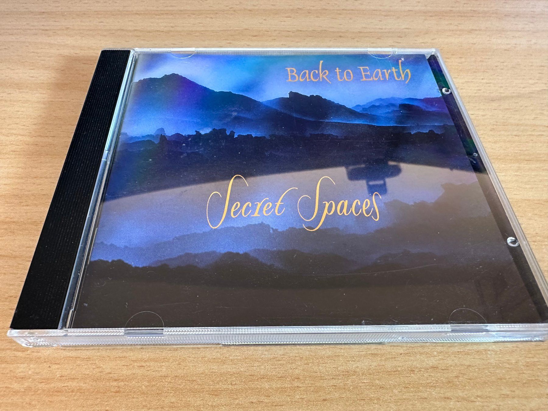 CD: Back To Earth – Secret Spaces – Usato da Rikon im Tösstal venduto da Alpenmutz