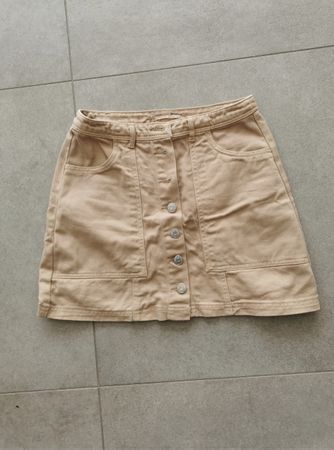 Jupe de la marque Stradivarius taille 38 avec boutons