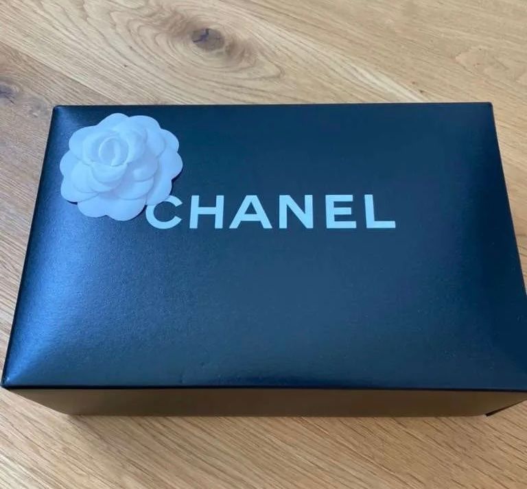 Chanel Borse da donna: Chanel Vanity Case, mit Chanel Blume, weiss – Nuovo (secondo la descrizione) da Triesen venduto da atos87 6