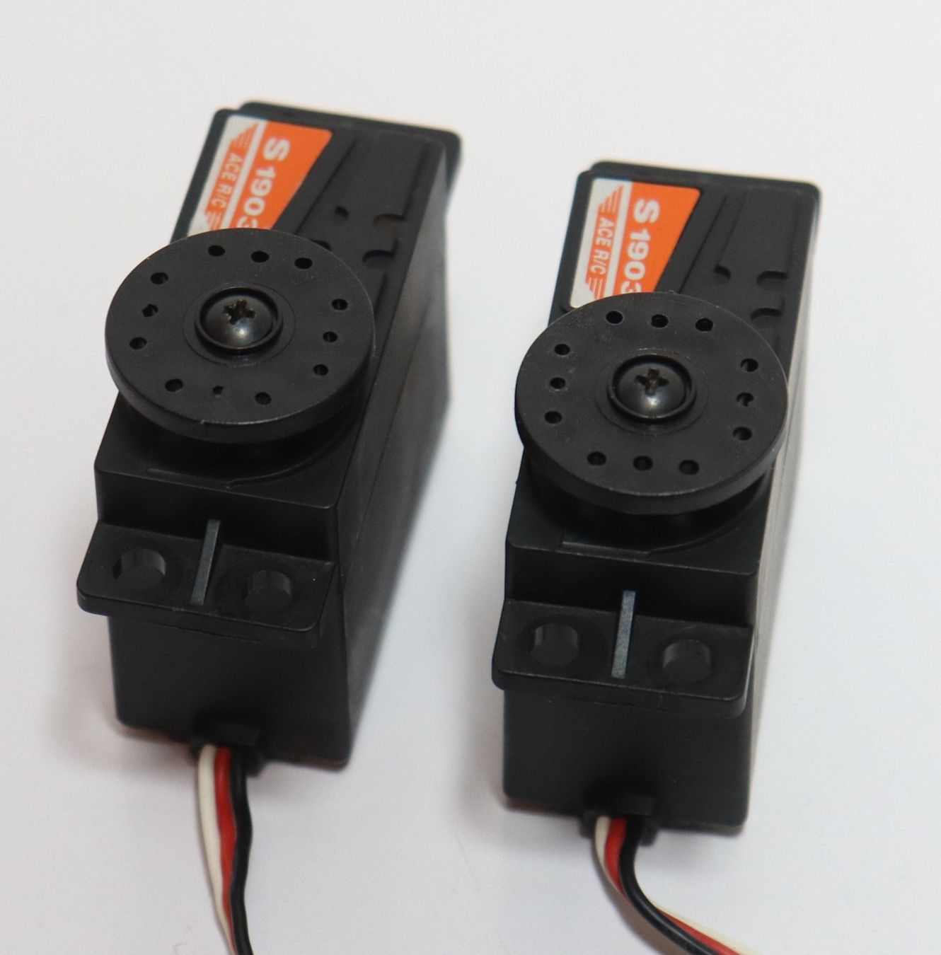 Thunder Tiger Modellismo RC: Standard Servo Thunder Tiger Ace RC S1903 2 Stück – Usato da Frick venduto da volvo850driver 4