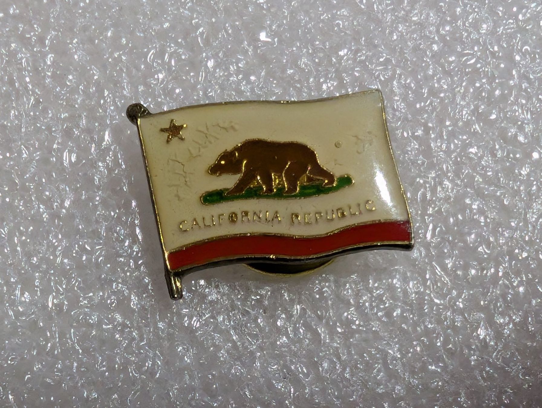 Placchette & Badge: Ansteckpin 253: Flagge – Usato da Oppligen venduto da Pin-Fall-Shop