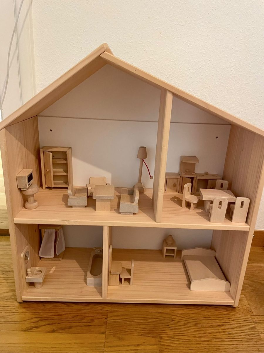 Puppenhäuser & -möbel: Holzpuppenhaus mit Inhalt – Gebraucht aus Basel von marcvo