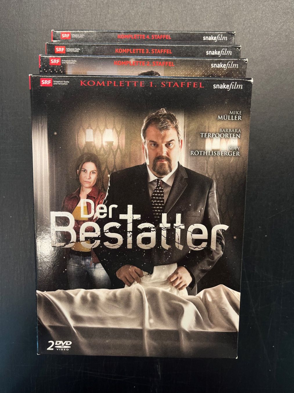 Tutti i DVDs: DVD Staffeln der Bestatter 1 bis 4 – Usato da Basel venduto da andipfandi