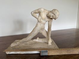 Skulptur kniender Mann Gips weiss gebrauchter Zustand