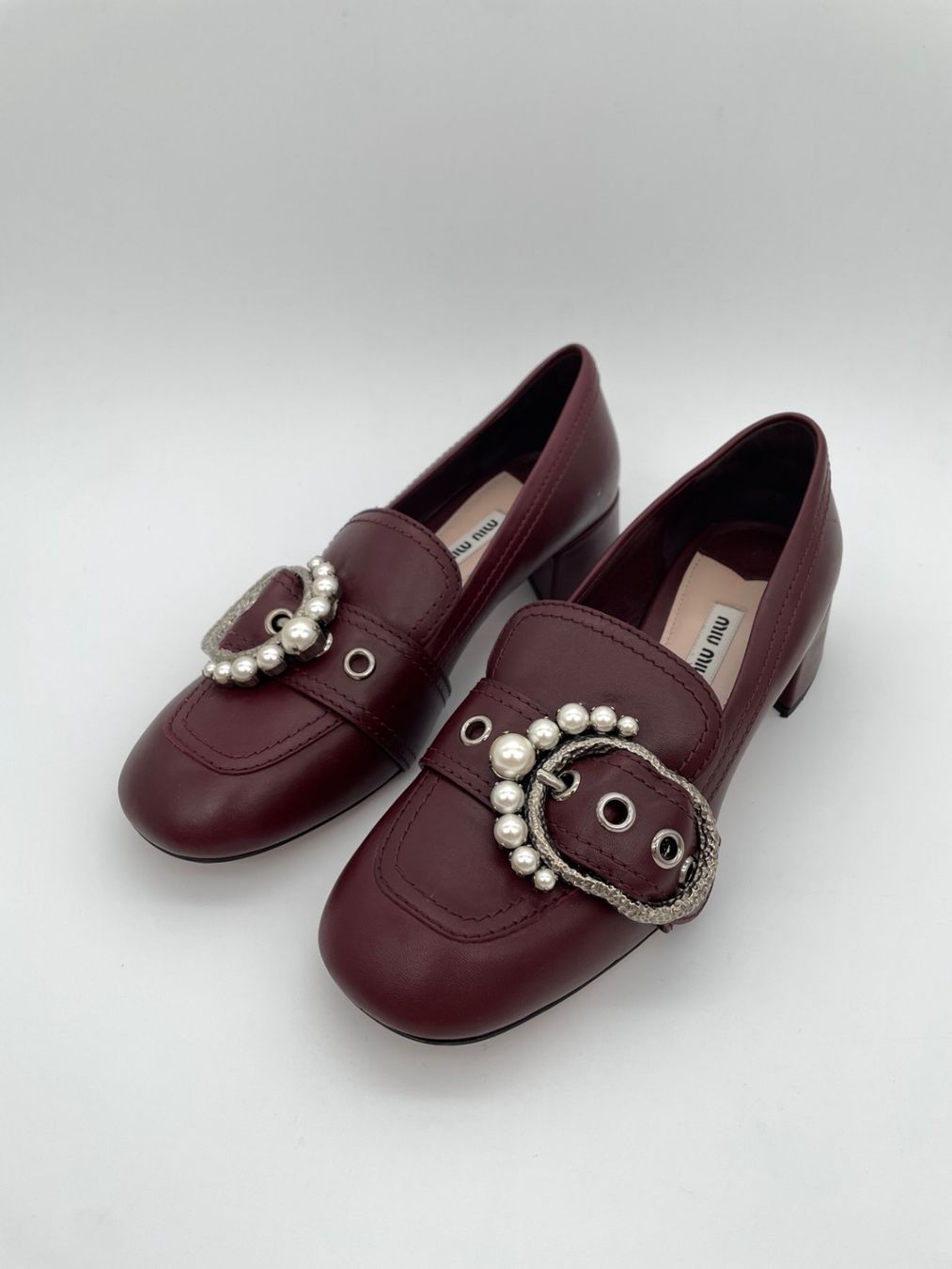 Miu Miu Damenschuhe: Miu Miu Pearl Buckle Pump EU 38.5 Rot – Gebraucht aus Zürich von shoe_shop 2