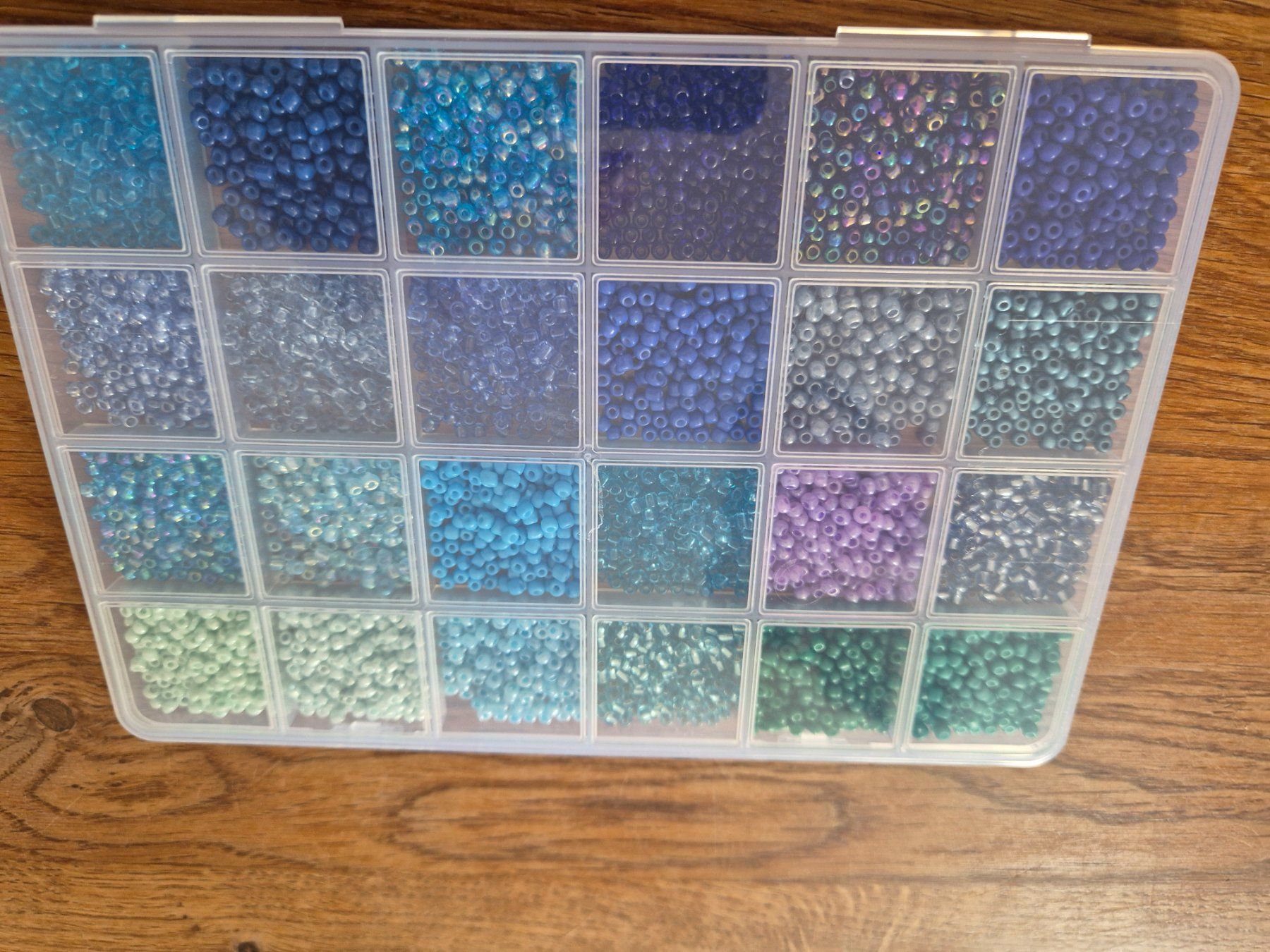 Perle (finte): Rocailles Perlen, 24 versch. Farben – Nuovo e nell'imballaggio originale da Läufelfingen venduto da Netti04