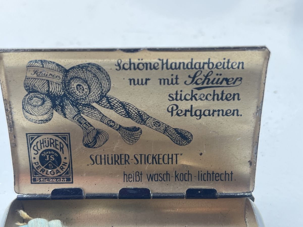 Cordicelle & Fili: Schürer Stickgarn Dose mit Zubehör, gebraucht – Usato da Brienz BE venduto da hey_z9vg 2