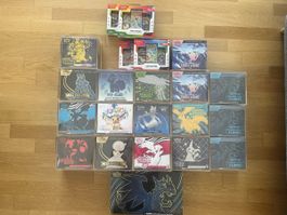 Pokémon Sealed Sammlung – 17x ETB + UPC + Acrylboxen