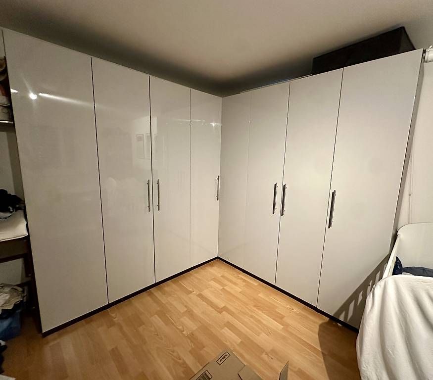 Ikea Armoires: PAX Eck-Kleiderschrank Hochglanz Hellgrau – D'occasion à Ebikon par mimiwett