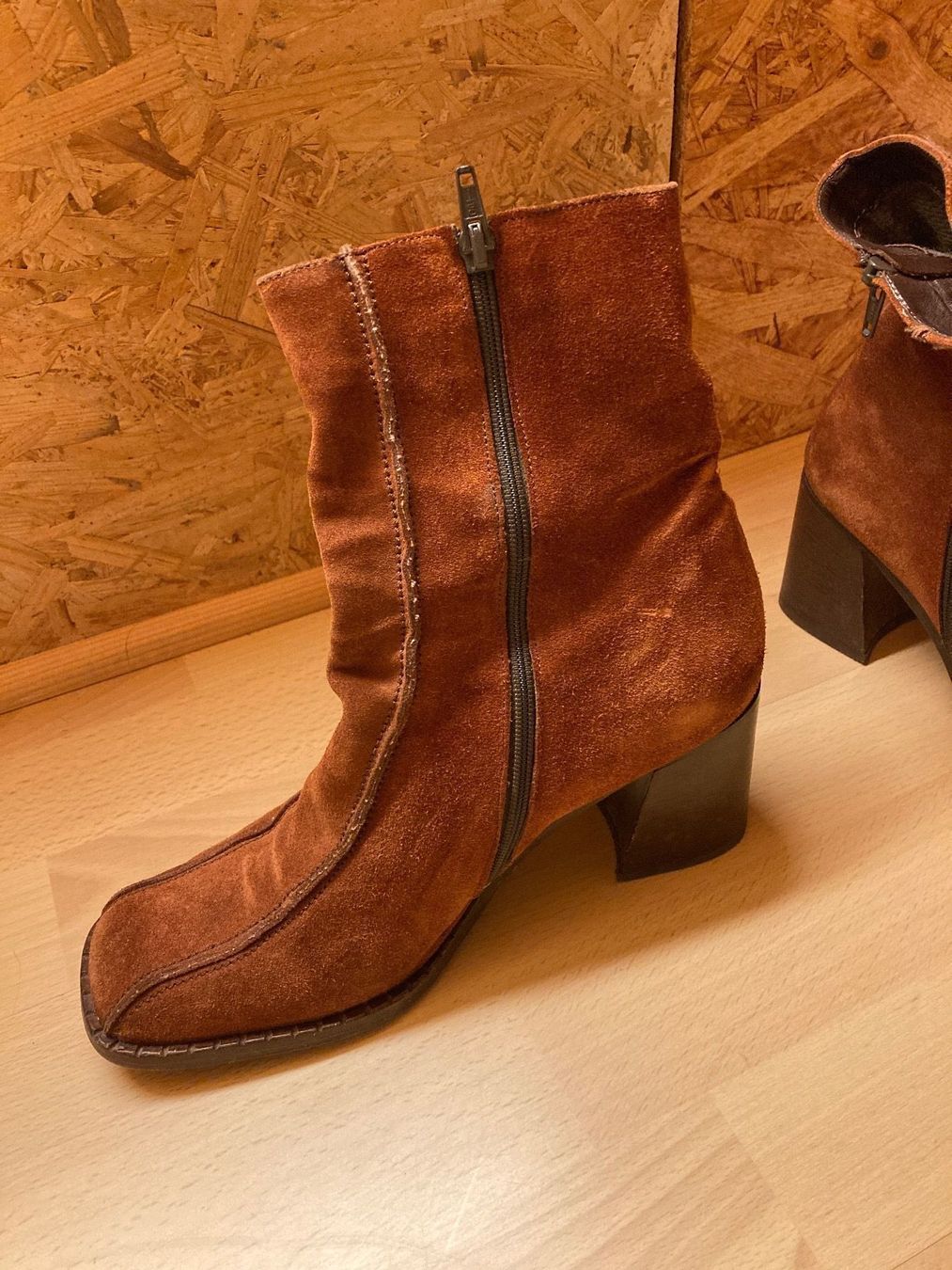 Chaussures femmes: Bottines  à talon en daim - Helsar – D'occasion à Evionnaz par roh_l5yz 1