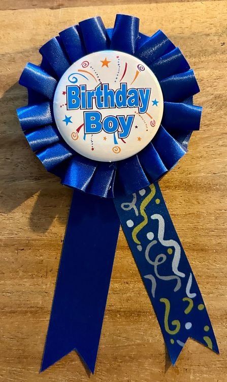 Placchette & Badge: Button Birthday Boy - Anstecker Geburtstag, NEU – Nuovo e nell'imballaggio originale da Geneve venduto da jua_b7nb