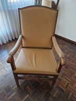 Grosser Lederstuhl /Sessel mit Armstützen und hoher Lehne