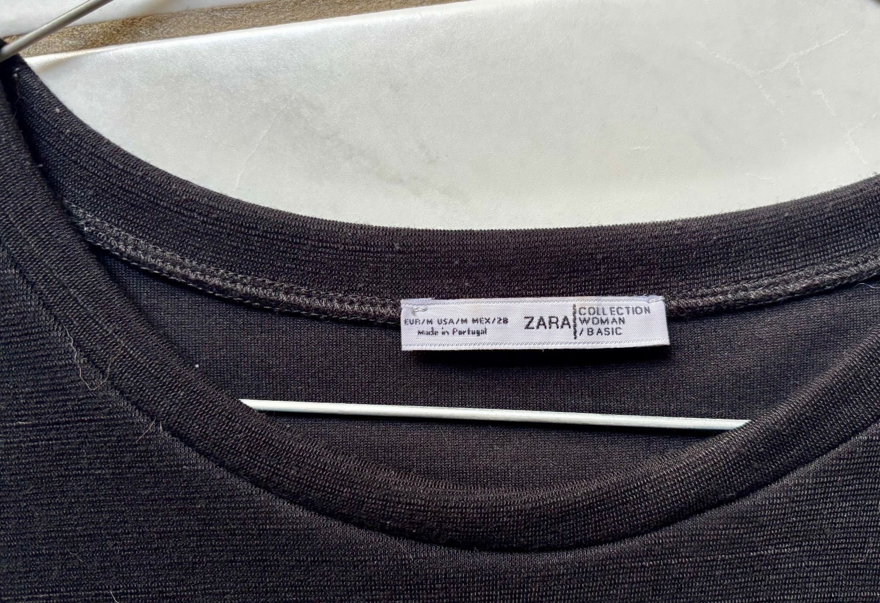 Zara T-shirts: Zara black cropped top Size M – D'occasion à Füllinsdorf par MaiiaM 1