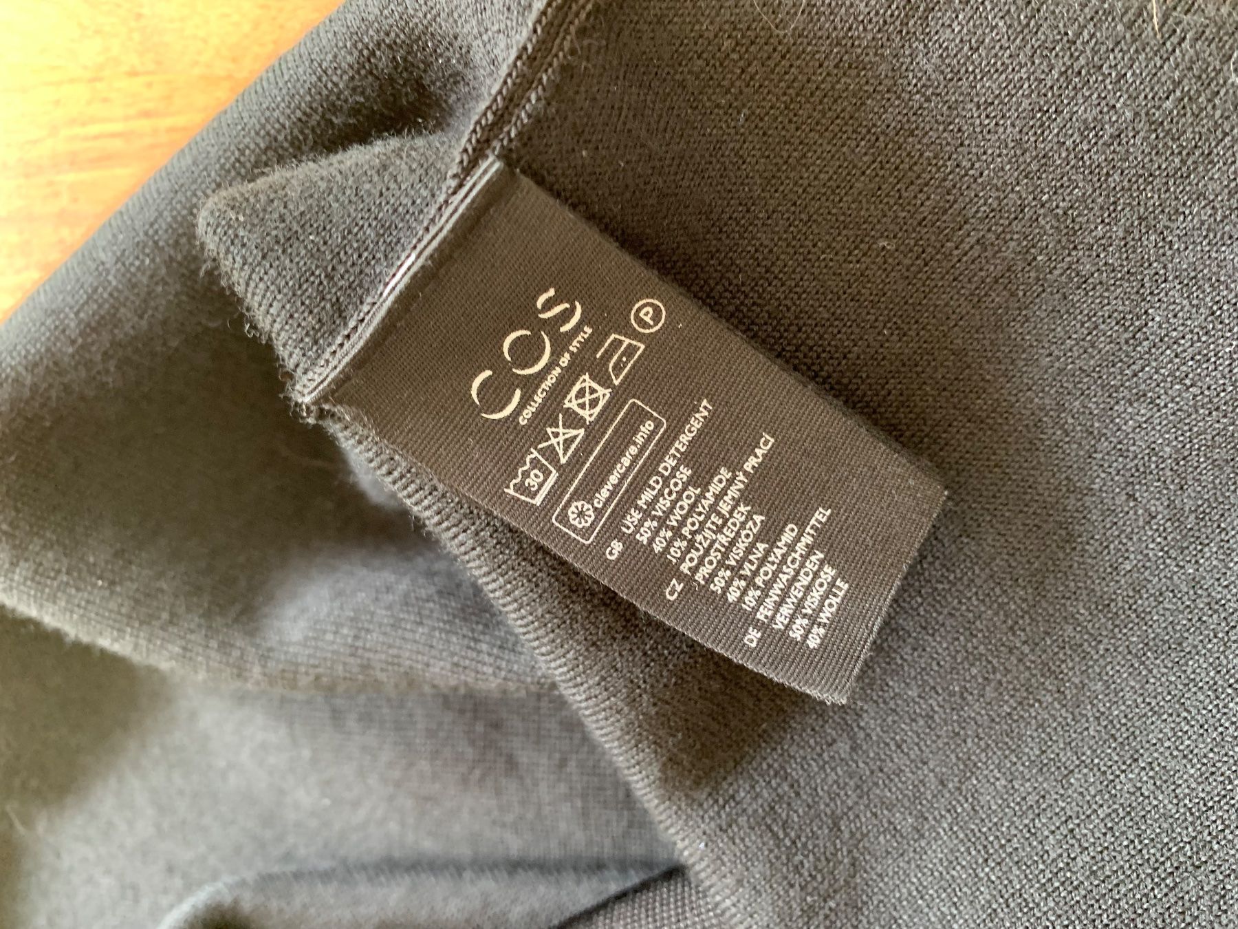 Cos Maglioni & Felpe: COS Strickpullover V-NECK , Grösse S, schwarz, elegant NWT – Nuovo (secondo la descrizione) da Meiringen venduto da Jwash 3