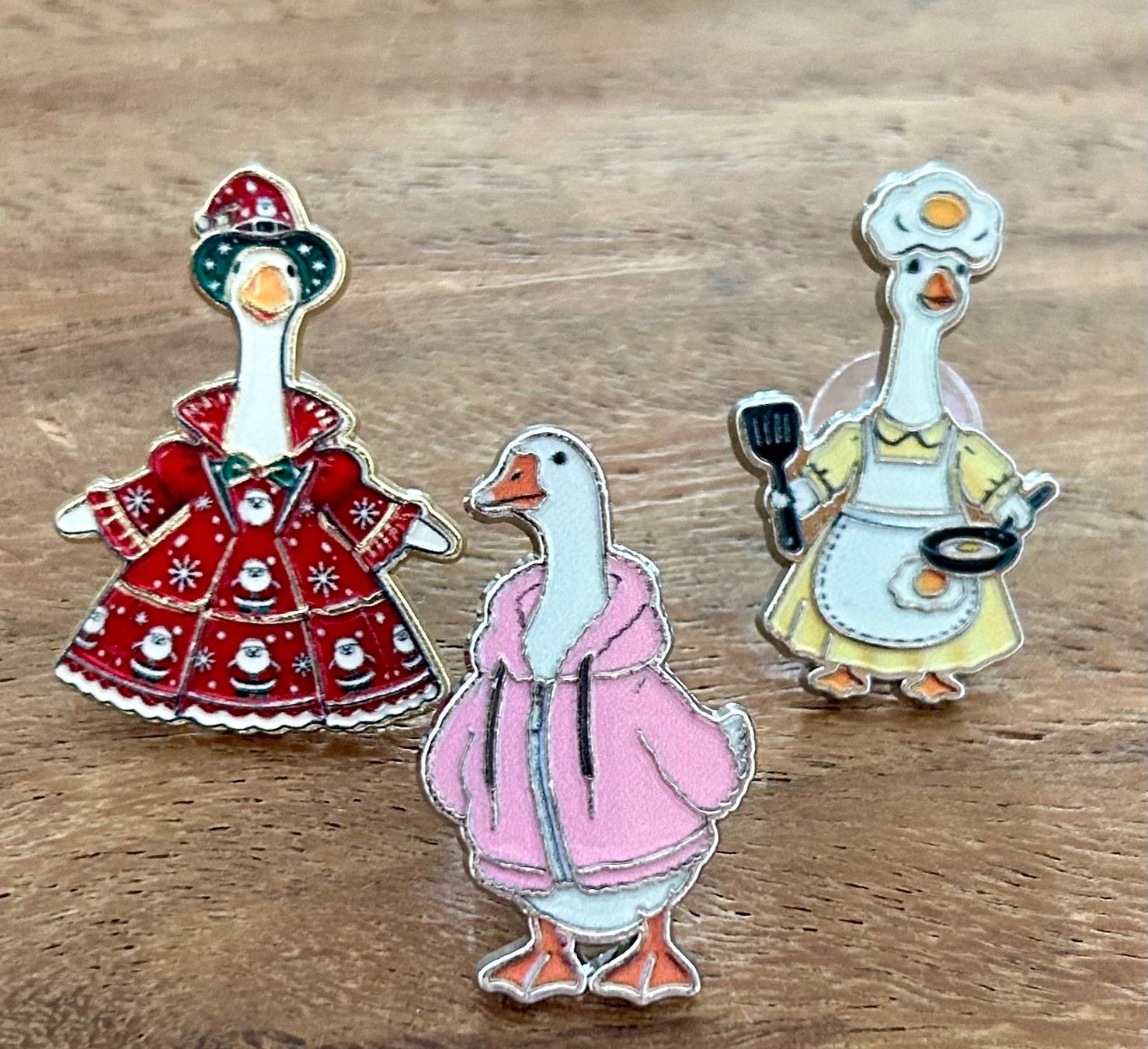 Plaquettes & Badges: 3x Lustiger Pin Gans – Neuf avec emballage d'origine à Geneve par vane267
