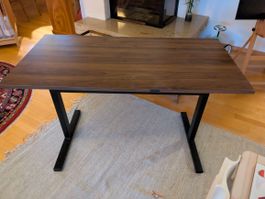 Manually adjustable height desk 