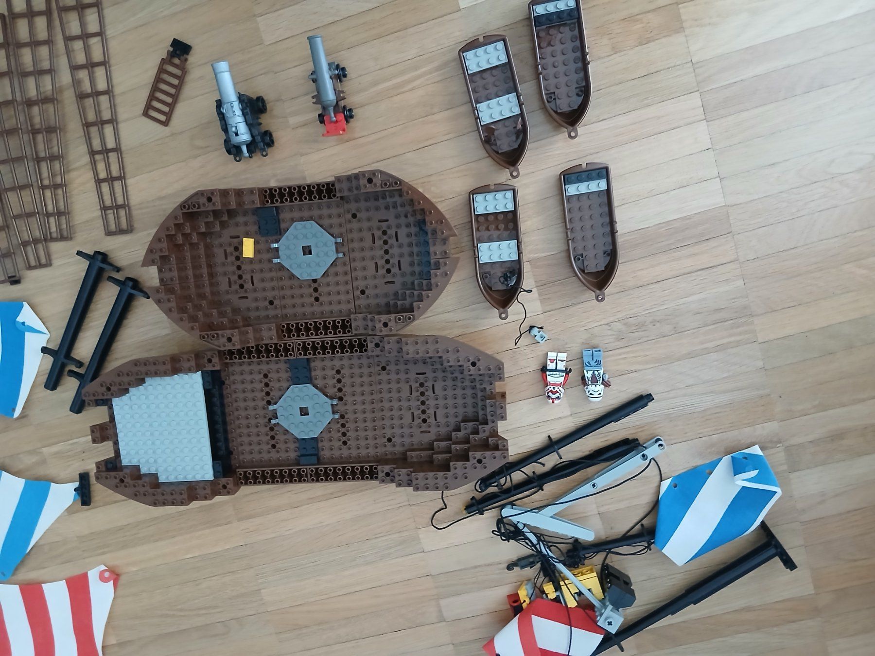 Lego Kit di costruzioni: Lot de Lego Bateau pirates + divers – Usato da Genève venduto da GenevaLuxury 1