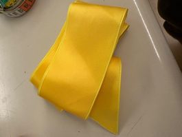 Band, gelb, glänzend,  230 cm l, 5 cm breit, neu