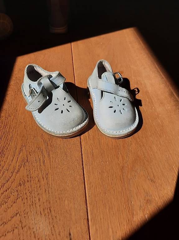 Scarpe per ragazzi: Chaussures enfants taille 20 – Usato da Vevey venduto da gui_9x5l