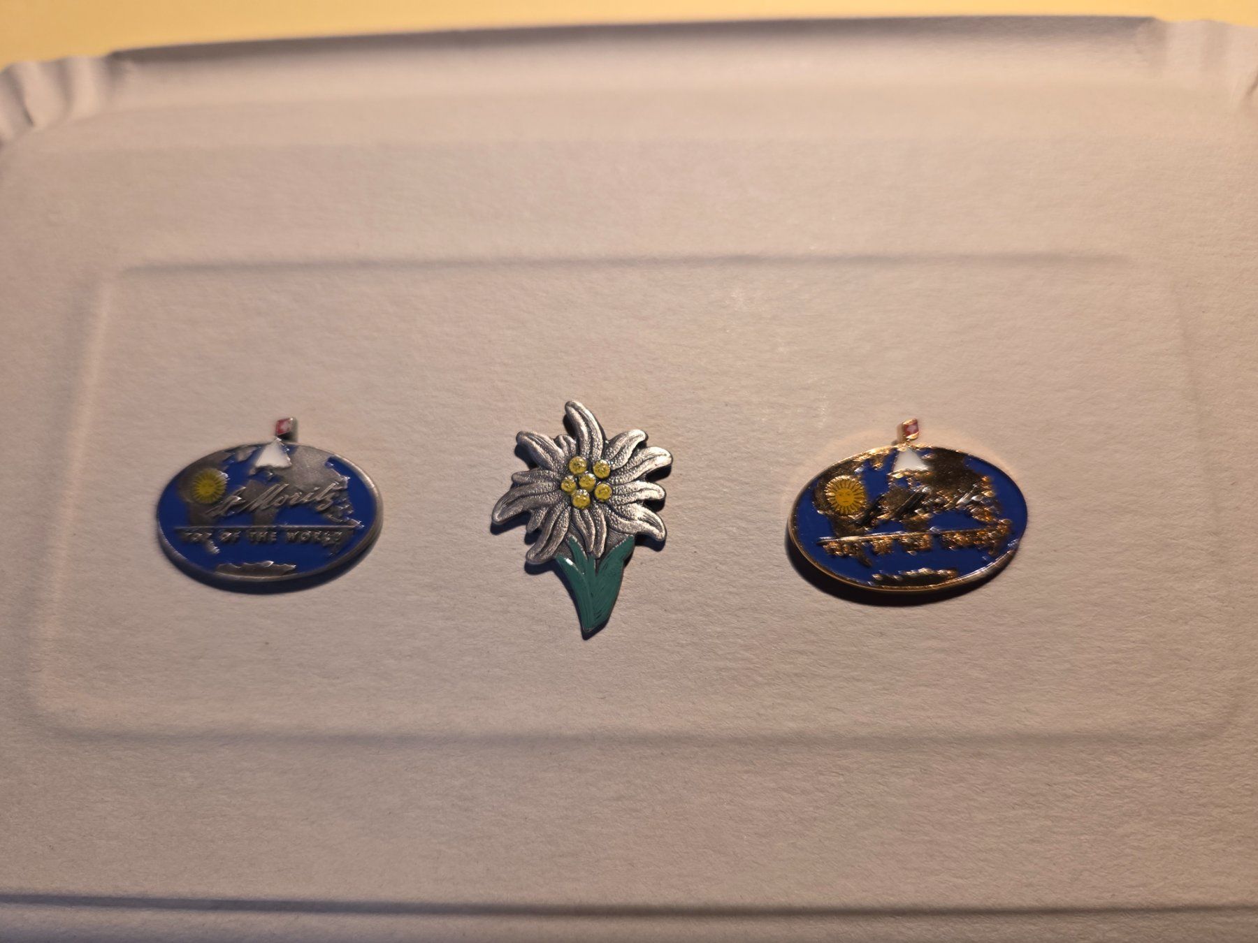 Placchette & Badge: 3 Pin St. Moritz – Usato da Rütschelen venduto da Urmel16 1