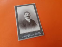 SCHWIIZER MAA DAZUMAL - JEUNE HOMME - MOUSTACHE - CERNIER NE