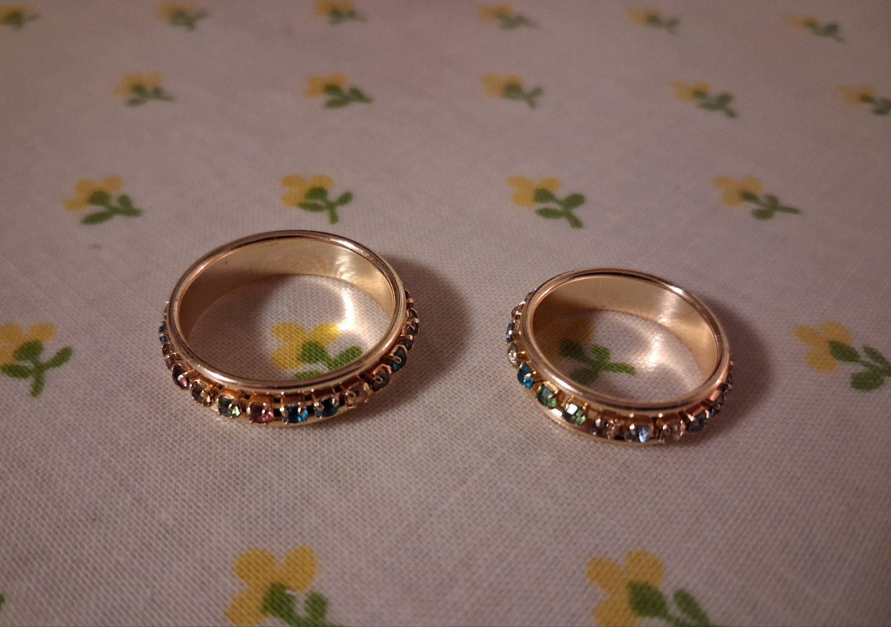 Anelli: 2 bunte Ringe, Modeschmuck, Goldfarben, NEU! – Nuovo e nell'imballaggio originale da Wald ZH venduto da e8e 4