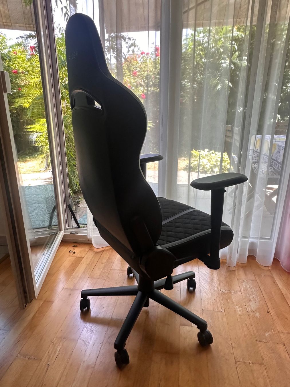 Razer Stühle: Razer Iskur Ergonomischer Gaming-Stuhl – Gebraucht aus Zürich von Alexandra.cbs 1