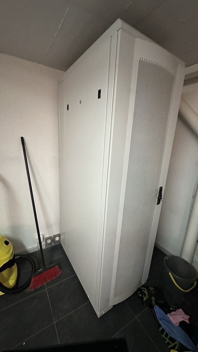 Racks & Cavalletti: Serverschrank guter Zustand – Usato da Reinach BL venduto da Motru2005 1