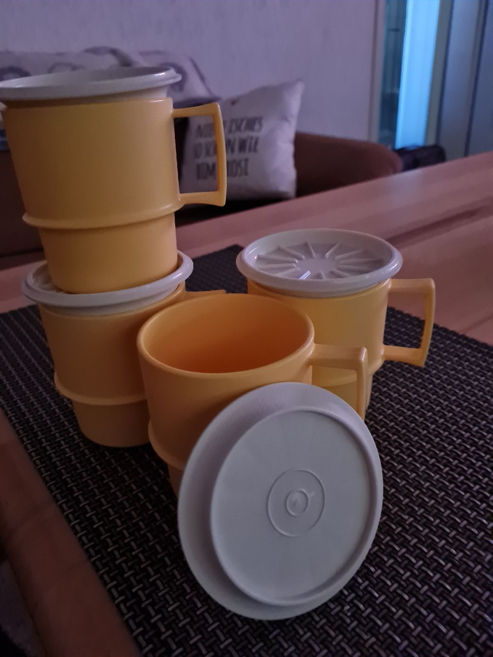 Tupperware Tassen: Tupperware 4Becher gelb mit Deckel neu – Neu (gemäss Beschreibung) aus Münsingen von Cuci31 1
