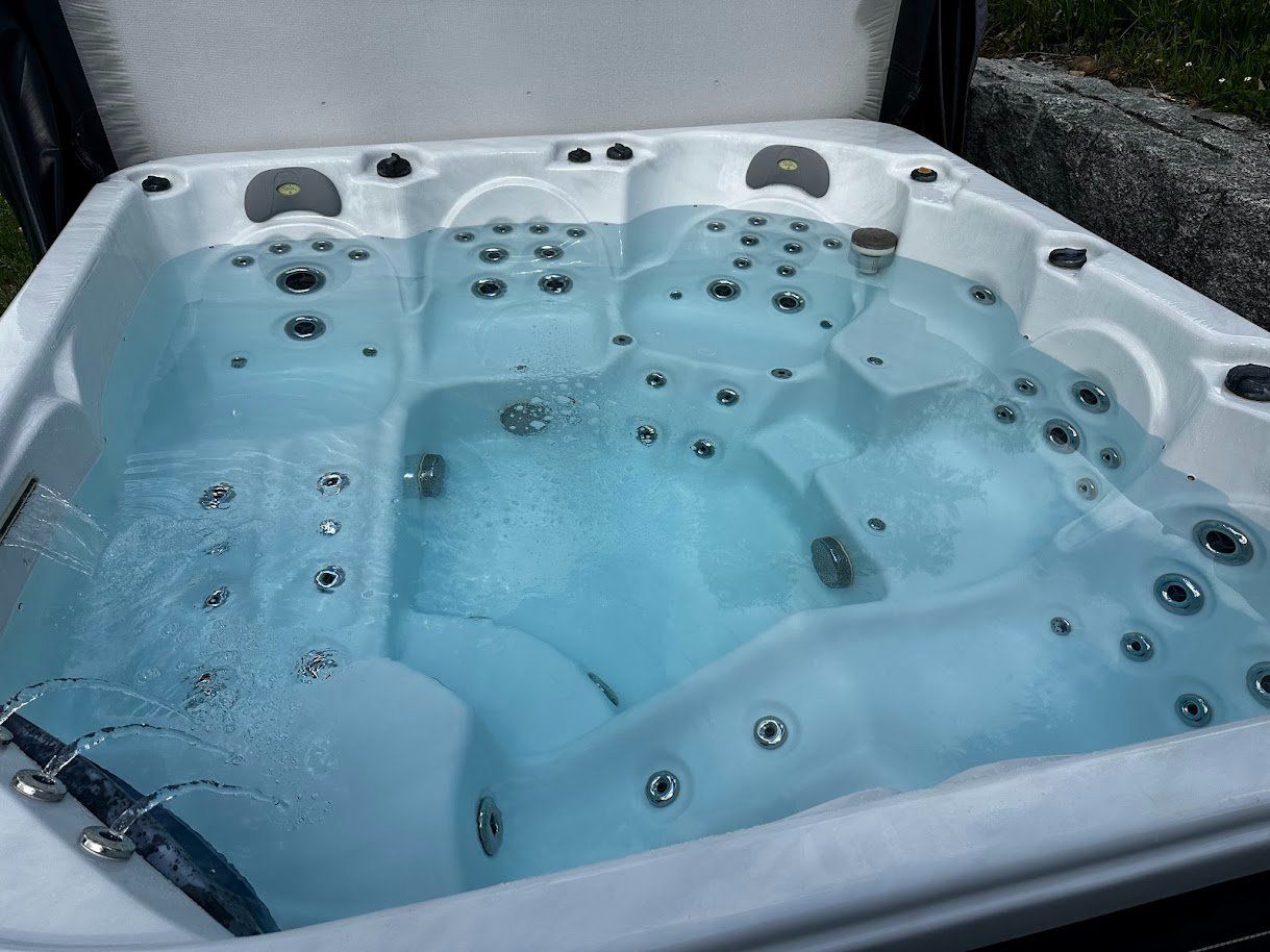 Whirlpool: Whirlpool DeluxeSpas Saturn mit 74 Düsen – Usato da Hinwil venduto da cccnb 1