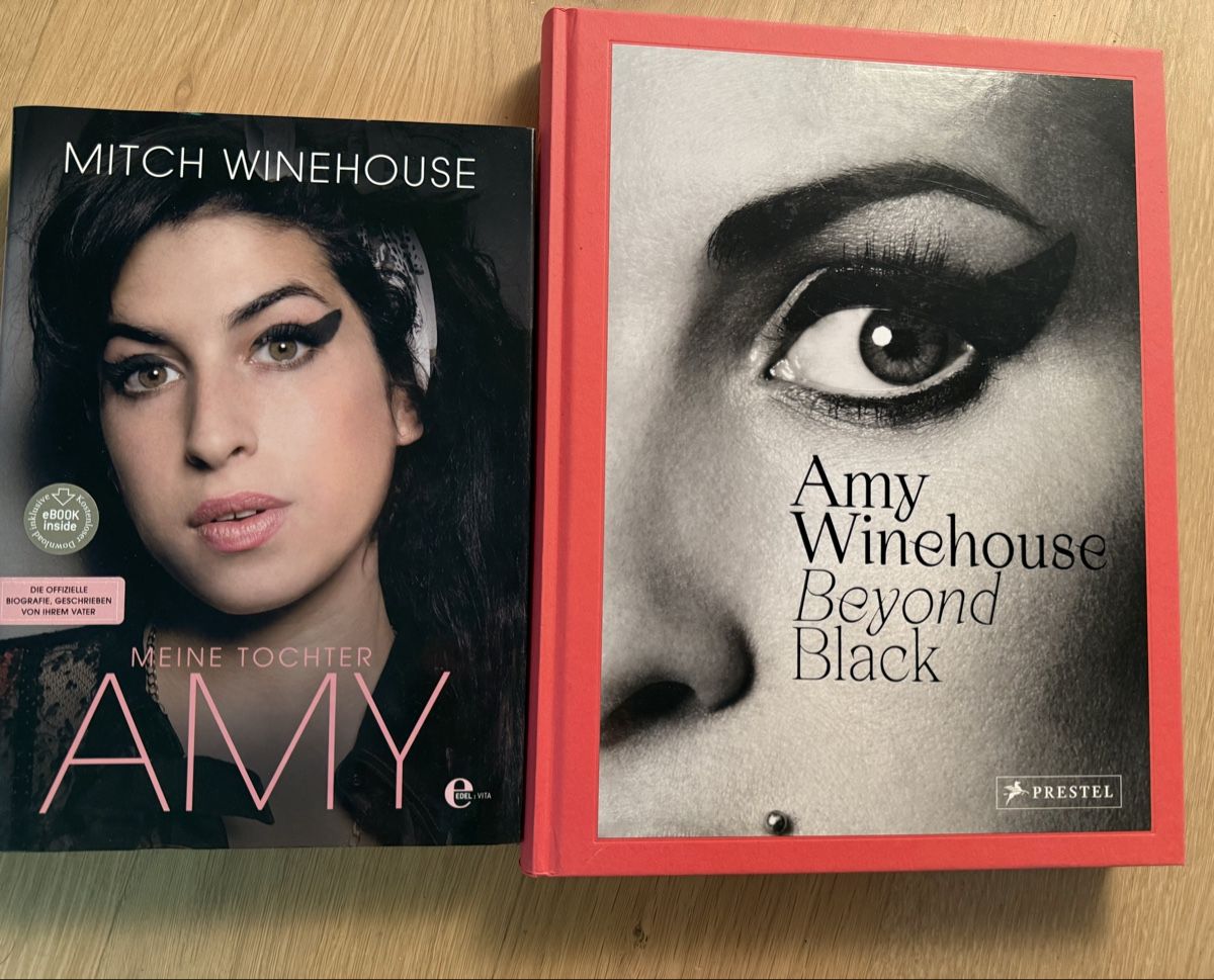 Libri: 2 Amy Winehouse Bücher – Nuovo (secondo la descrizione) da Wattwil venduto da JessyGoesBad