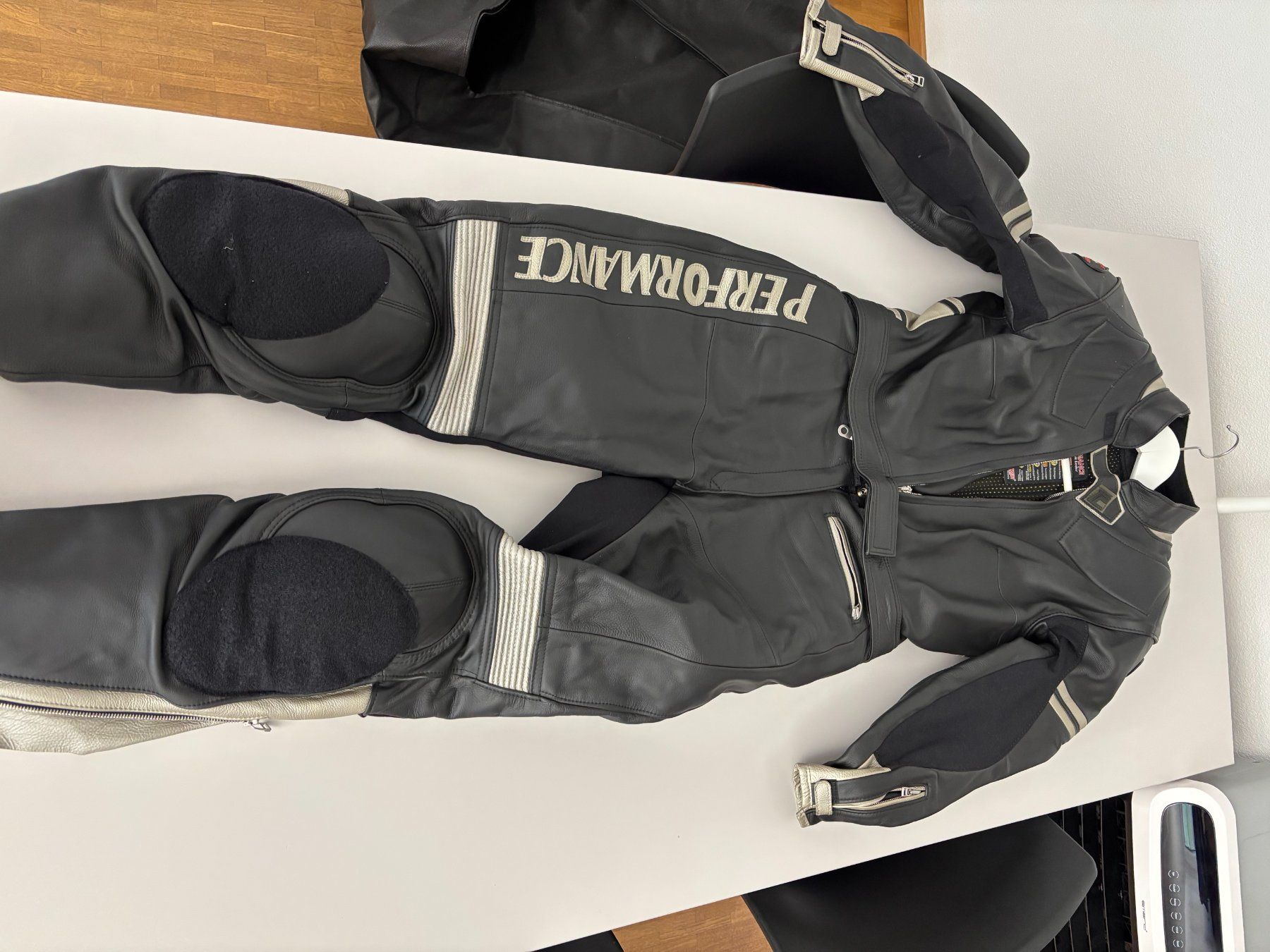 Held Anzüge & Kostüme: Combinaison de moto en cuir noir, taille 44, parfait état – Neu (gemäss Beschreibung) aus Stans von dem_8w8j