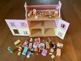 Holz-Puppenhaus mit verschiedenen Teilen und Figuren