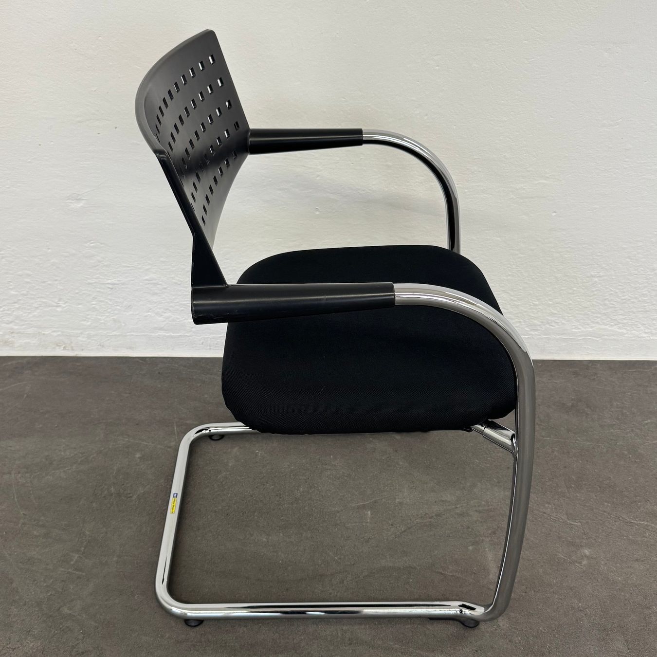 Vitra Sedie: Vitra Visavis Freischwinger - stapelbar - Schwarz-Chrom – Usato da Schönenwerd venduto da mcofficeshop 2