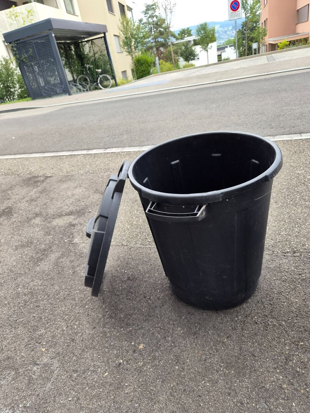 Abfalleimer: Mülltonne schwarz mit Deckel gebraucht – Gebraucht aus Zürich von Primanoctis 3