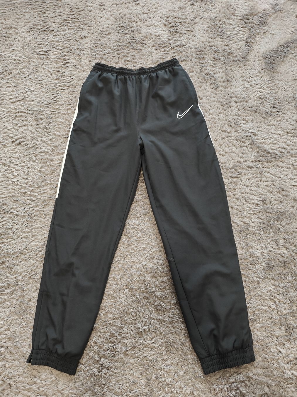 Nike Hosen: Nike Trainerhose – Gebraucht aus Pieterlen von Saemelili