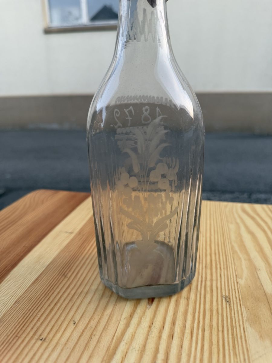 Bicchieri: Antike Schweizer Glasflasche mit Hirschgravur, 1872  – Usato da Plasselb venduto da SeislerBrocki 3