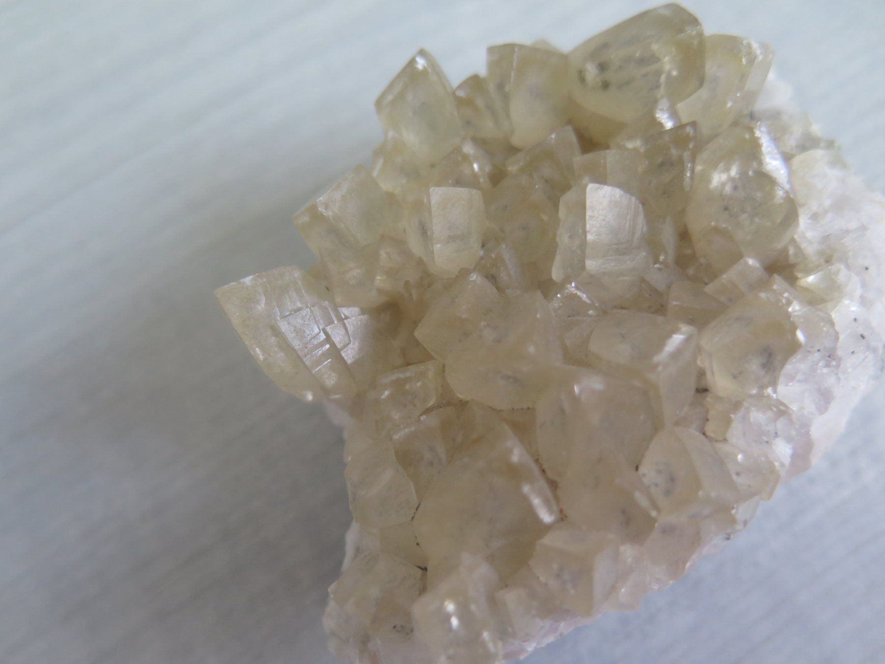 Minéraux & Lithothérapie: Calcit Stufe mit Phantombildungen – D'occasion à Schaffhausen par Yamakana51L8736OQ8 8