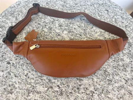 Banane en cuir fin neuve couleur cognac) fabriquée en Europe
